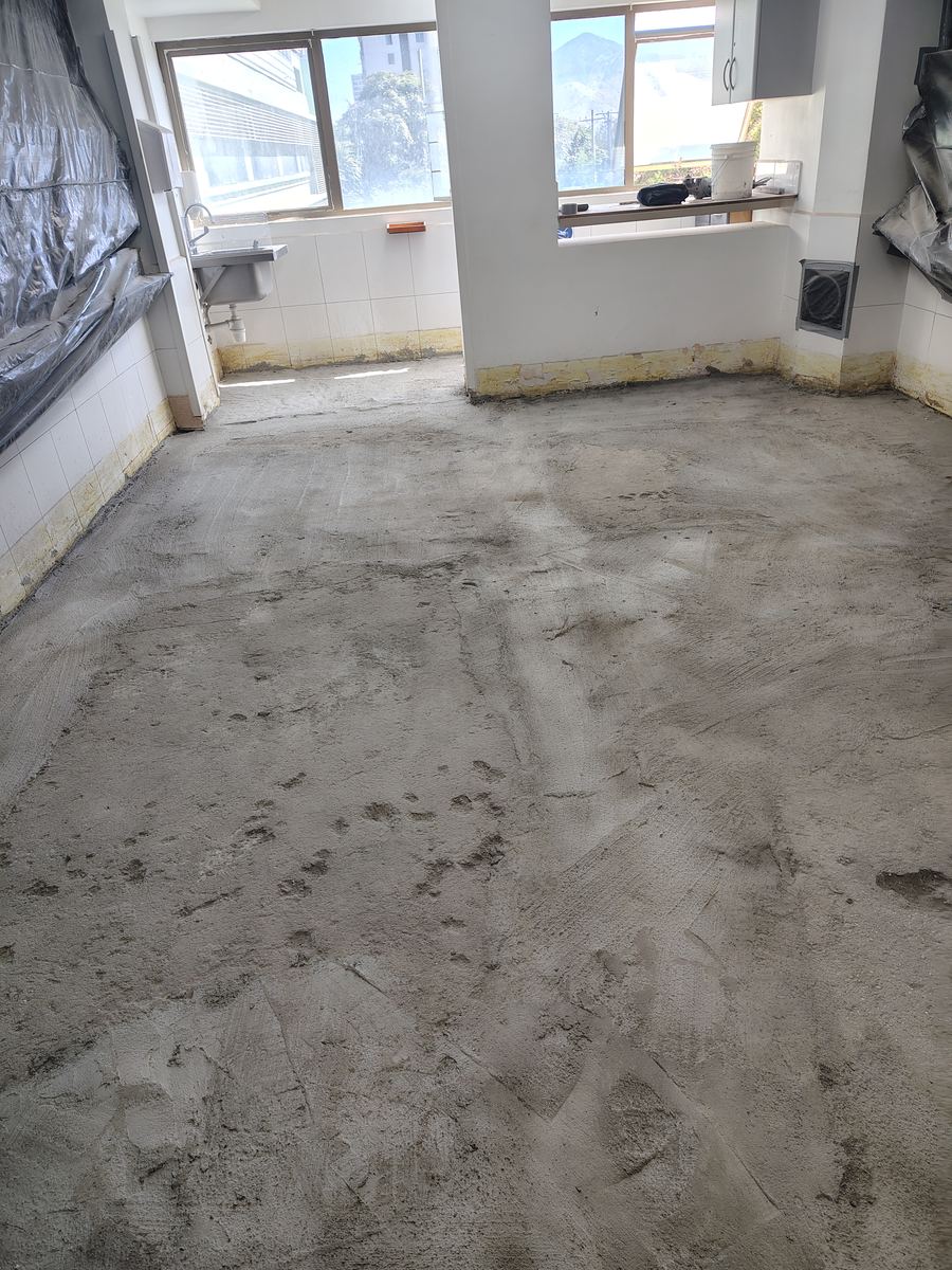 Base del piso a la vista, con los muros protegidos con plástico