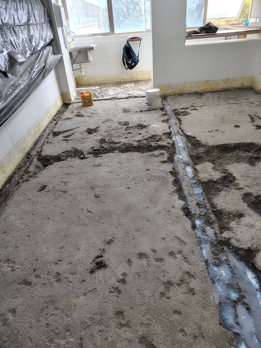 Preparación de la base del piso, con una canaleta abierta y producto aplicado
